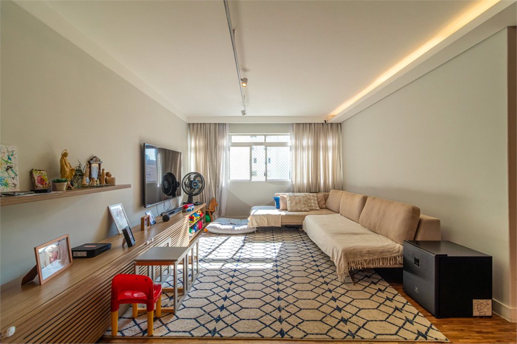 Apartamento à venda com 3 quartos, sendo 1 suíte, em Moema, São Paulo, SP