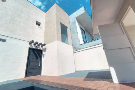 Casa com Suíte Master, Closet, Piscina e Espaço Gourmet Próxima ao Parque Ecológico- 03 quartos -com quintal
