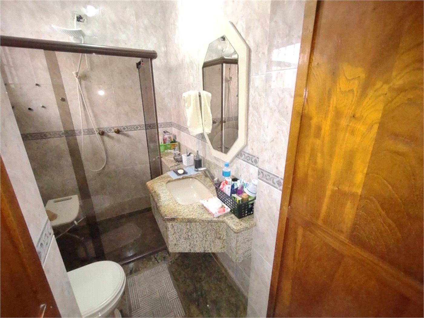 Casa à venda com 3 quartos, sendo 1 suíte, no condomínio Vila Paiva, São Paulo - SP