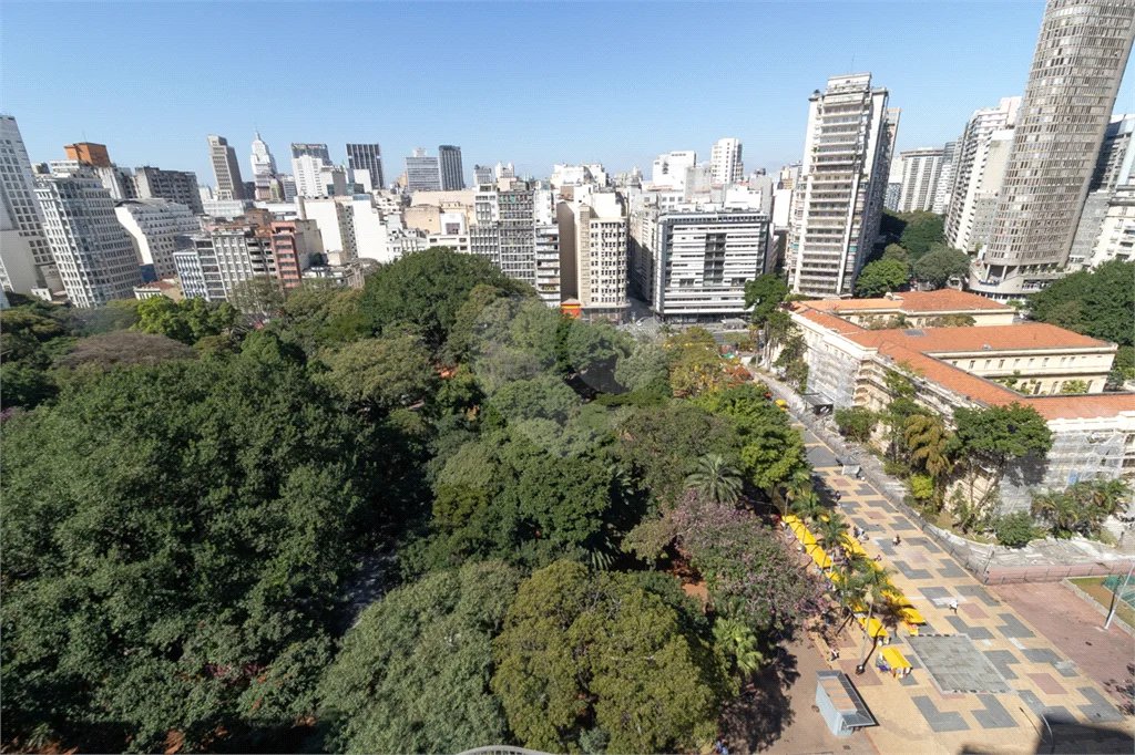 Apartamento de 68m² com 2 Quartos (1 Suíte) e 1 Vaga no Condomínio Downtown - República