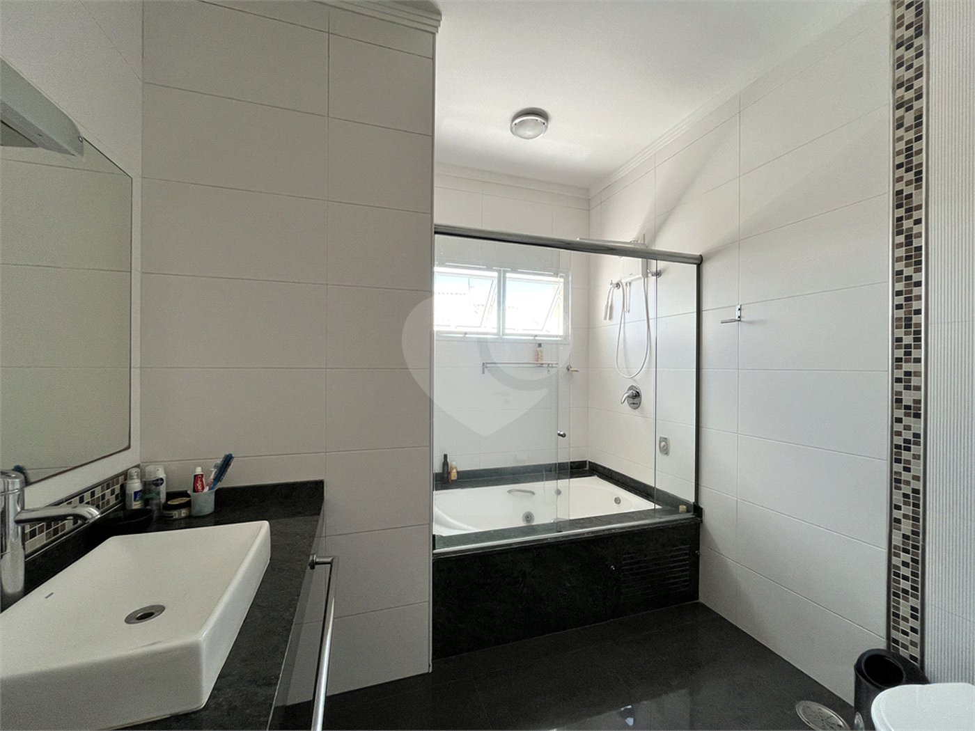 Casa à venda com 5 quartos, sendo 3 suítes,  no condomínio Village Saint Charbel, Araçoiaba da Serra - SP