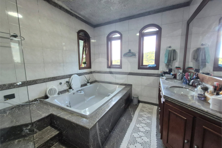 Casa à venda com 3 quartos, sendo 4 suítes, no condomínio Alpes da Cantareira, Mairiporã - SP