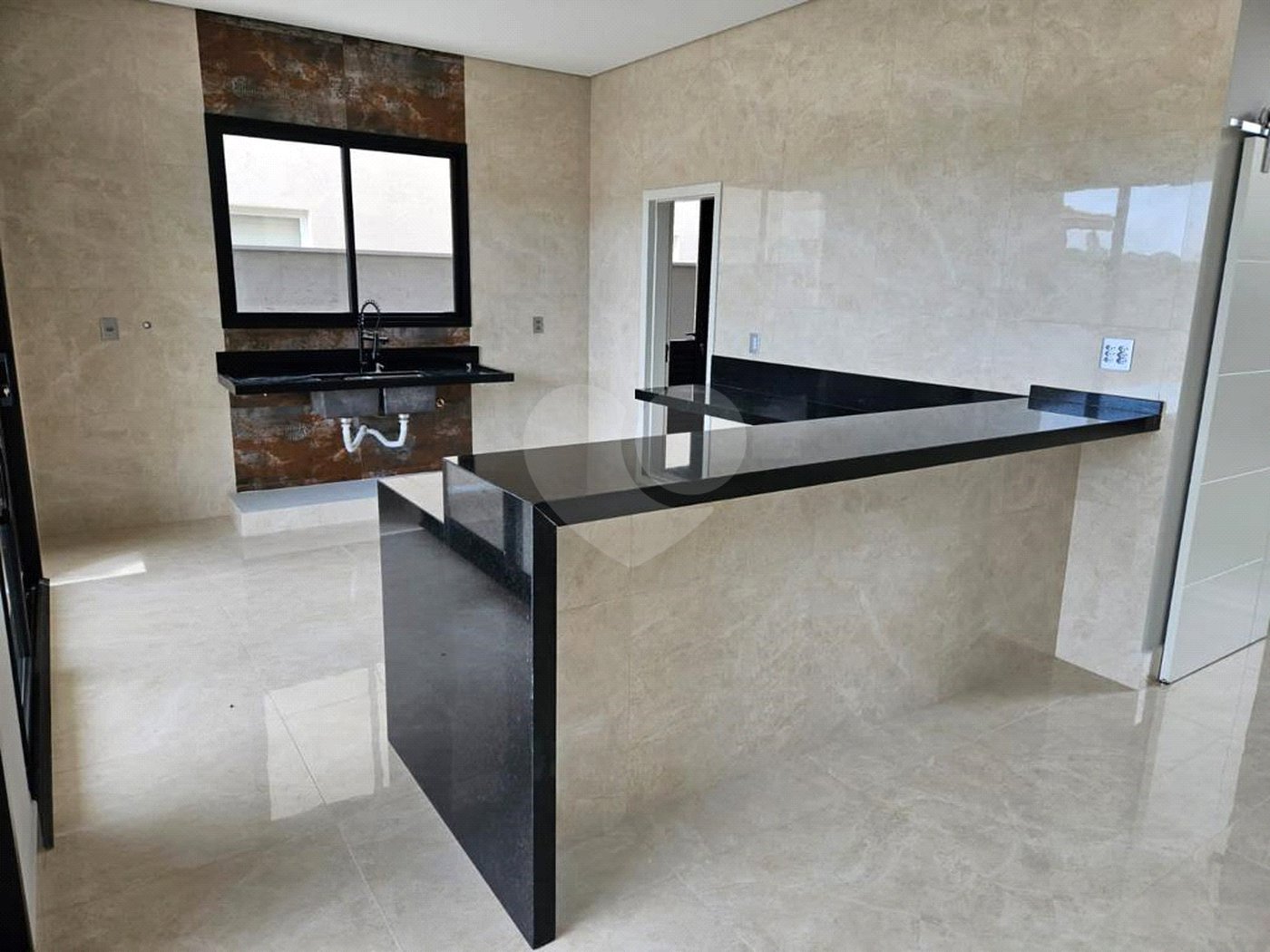 Casa à venda com 3 quartos, sendo 4 suítes, no condomínio Reserva dos Vinhedos, Louveira - SP