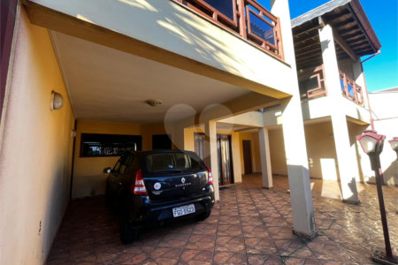 Casa à Venda na Rua Principal do Parque Fehr com Aquecedor Solar