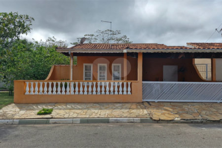 Casa para alugar com 3 quartos, sendo 1 suíte, no condomínio Santa Mônica, Atibaia - SP