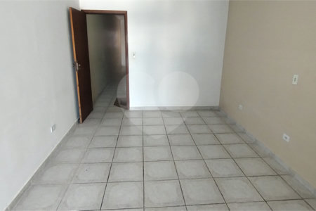 Sobrado à venda com 4 quartos, sendo 1 suíte, em Vila Nivi, São Paulo, SP