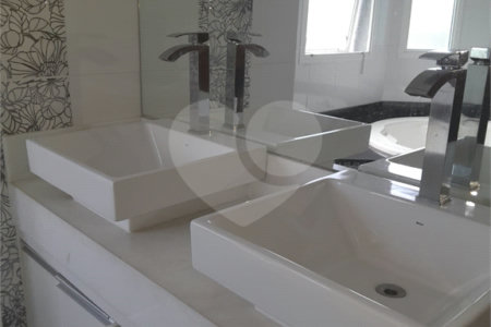 Casa à venda ou para alugar com 4 suítes em Chácaras São Carlos, Cotia, SP