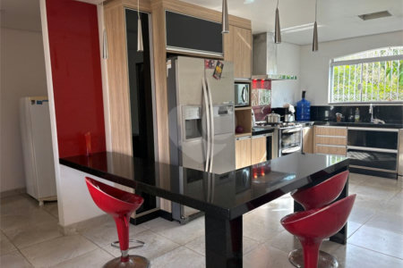 Casa à venda com 4 quartos, sendo 2 suítes,  em Vila Oliveira, Mogi das Cruzes, SP