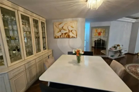 Casa à venda com 3 quartos, sendo 2 suítes, no condomínio Vila Borghese, São Paulo - SP