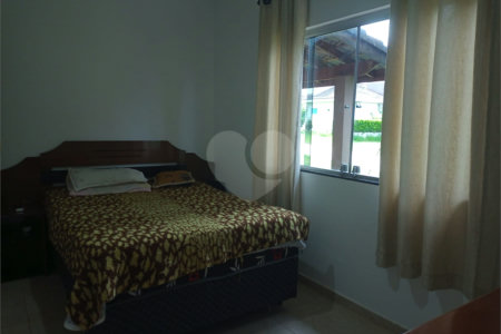 Casa à venda com 4 quartos, sendo 1 suíte,  no condomínio Village da Serra, Araçoiaba da Serra - SP