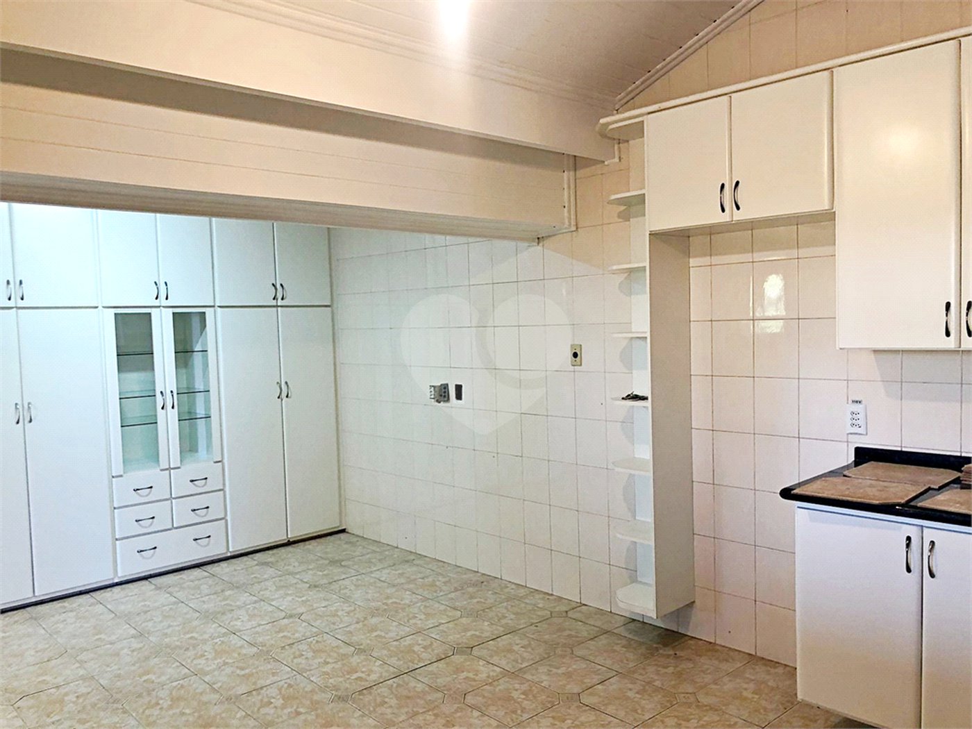 Casa à venda com 4 quartos, sendo 2 suítes, no condomínio Estância Marambaia, Vinhedo - SP
