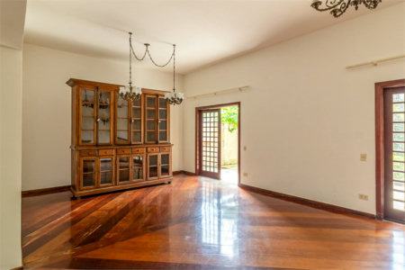 Casa à venda com 4 quartos, sendo 3 suítes,  no condomínio Vila das Flores, São Paulo - SP