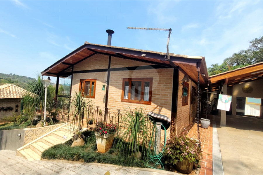 Casa à venda com 3 quartos, sendo 1 suíte, no condomínio Associação Reserva das Hortênsias, Mairiporã - SP
