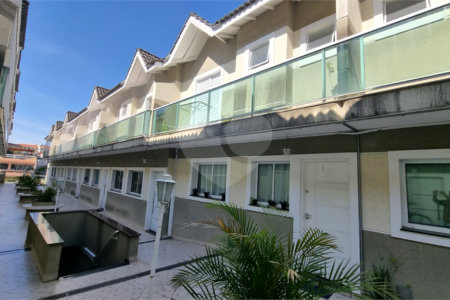 Casa à venda com 3 quartos, sendo 1 suíte, no condomínio Rafaela I, São Paulo - SP