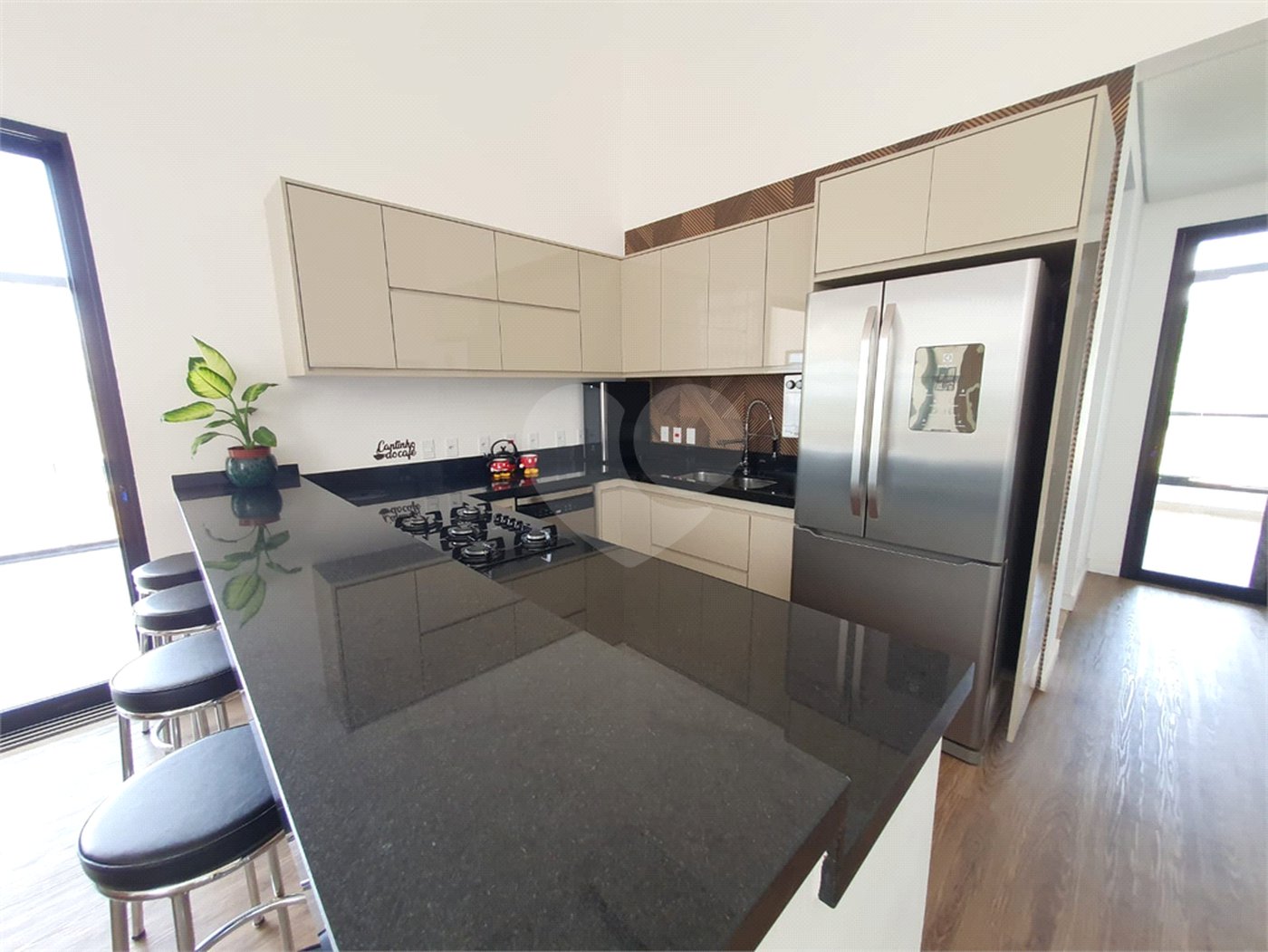 Casa à venda com 6 quartos, sendo 5 suítes, no condomínio Jardim Primavera, Louveira - SP