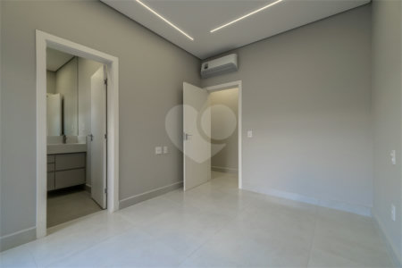 Indaiatuba - SP - Condominio Dona Lucilla - Valor R$2.295.000,00 - 3 suítes + escritório + lavabo - Terreno: 300m2 - Construção: 188m2 - Diferenciais - Móveis planejados no escritório, sala de TV, lavabo, cozinha, área gourmet, lavanderia, banheiros e closet - Ar condicionado em todos os ambie