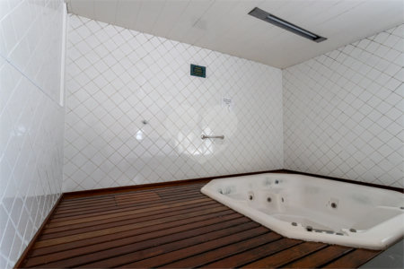Apartamento à venda com 3 quartos, sendo 1 suíte, em Santo Amaro, São Paulo, SP