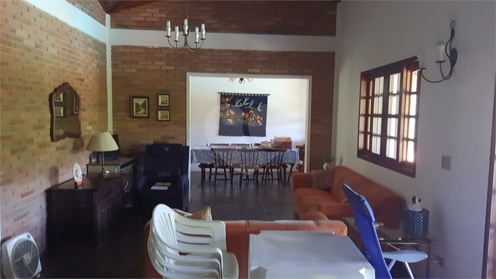 Casa à venda com 5 quartos, sendo 3 suítes, no condomínio Estância Marambaia, Vinhedo - SP