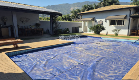 Casa térea à venda com 3 quartos, sendo 2 suítes, em Condomínio Flamboyant-B, Atibaia - SP