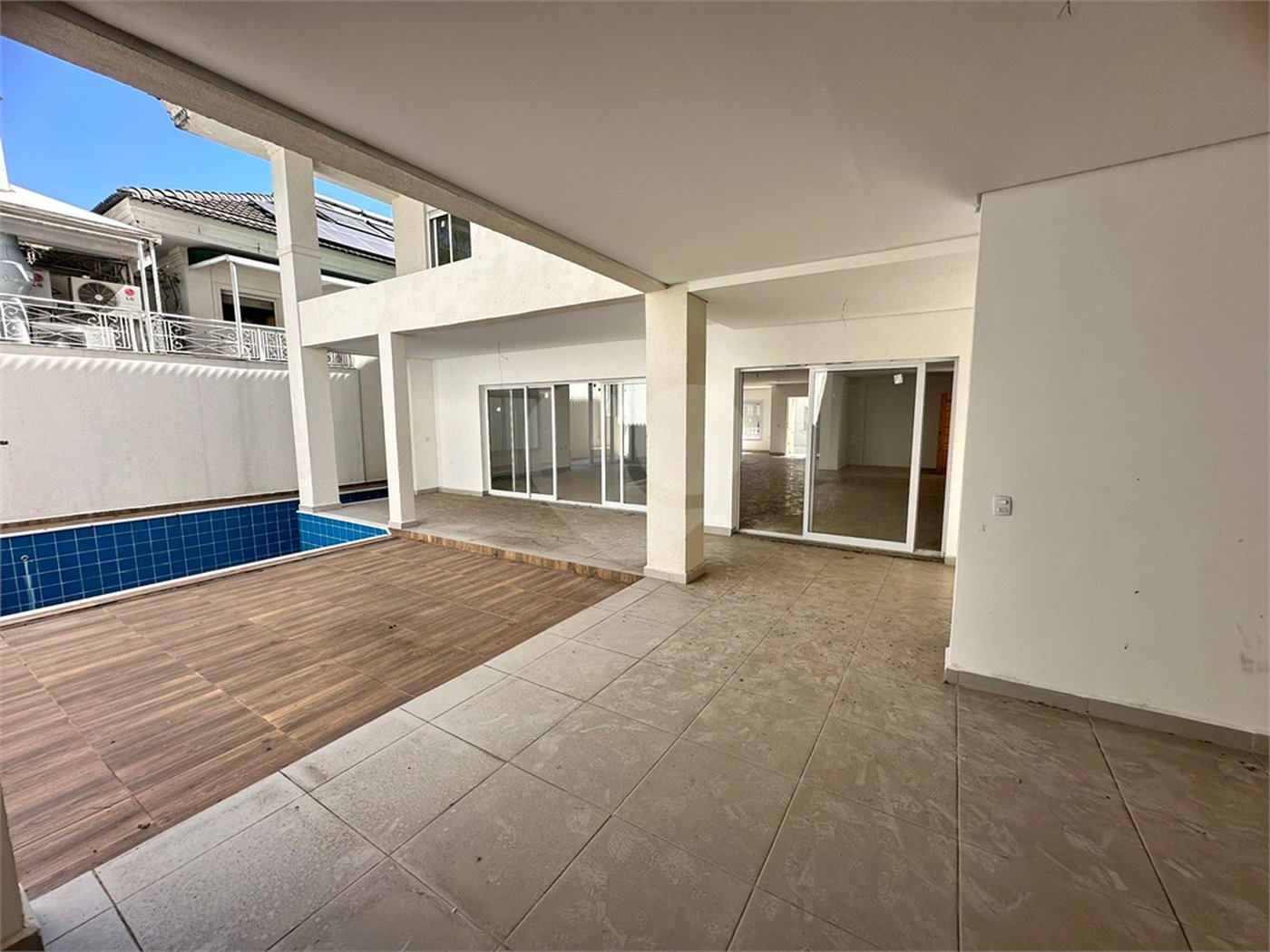 Casa à venda com 4 suítes no condomínio Villaggio Houda, São Paulo - SP