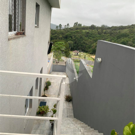 Casa à venda com 3 quartos, sendo 1 suíte, no condomínio Residencial Ponderosa, São Roque - SP