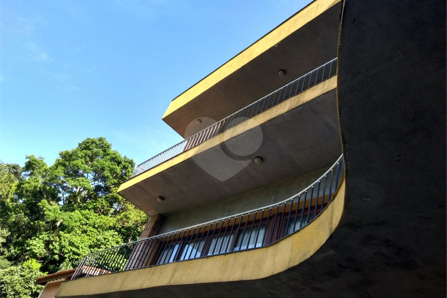 Casa à venda com 4 quartos, sendo 2 suítes, no condomínio Champs Elysees Village, Mairiporã - SP