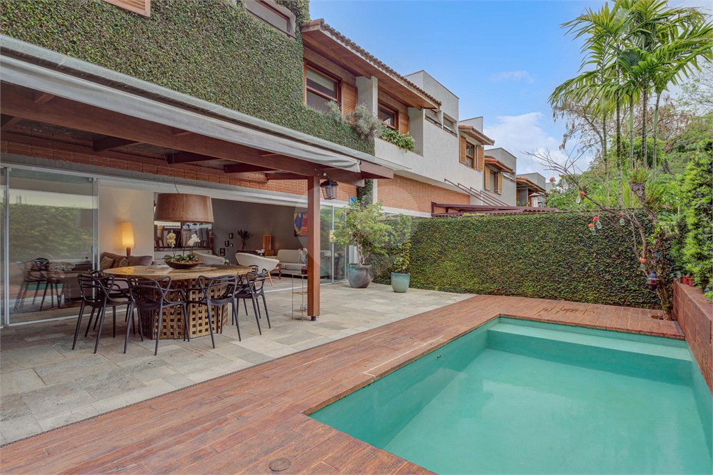 Casa à venda com 4 quartos, sendo 2 suítes, no condomínio Vila Antonieta, São Paulo - SP