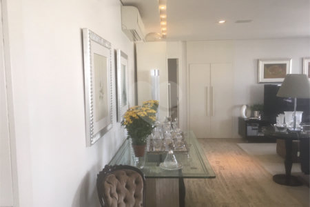 Apartamento à venda com 4 quartos, sendo 3 suítes, em Moema, São Paulo, SP