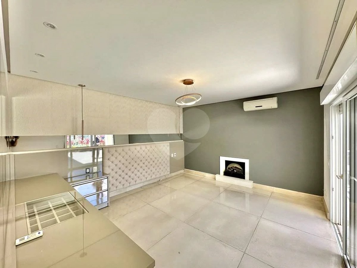 Casa em condomínio Impecável, 4 dorms / 2 suítes, varanda gourmet, piscina, 3 lareiras