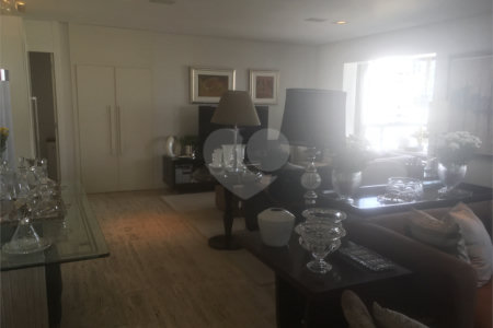 Apartamento à venda com 4 quartos, sendo 3 suítes, em Moema, São Paulo, SP