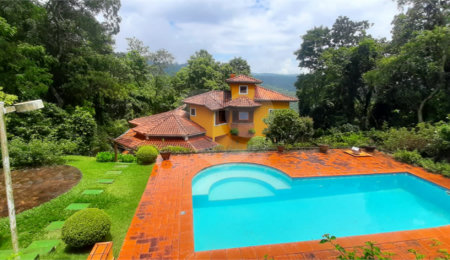 Casa à venda com 5 quartos, sendo 4 suítes, no condomínio Alpes da Cantareira, Mairiporã - SP