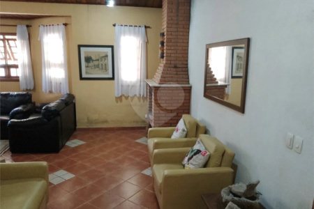 Casa à venda com 4 quartos, sendo 1 suíte, no condomínio Quinta da Cachoeira, Embu das Artes - SP