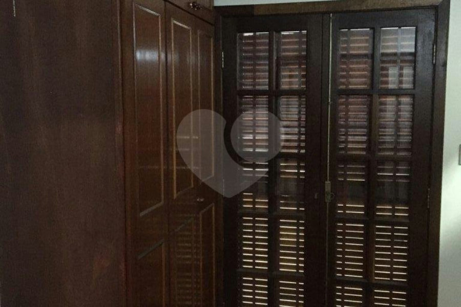 Casa à venda com 4 quartos, sendo 1 suíte, em Jardim das Laranjeiras, São Paulo, SP