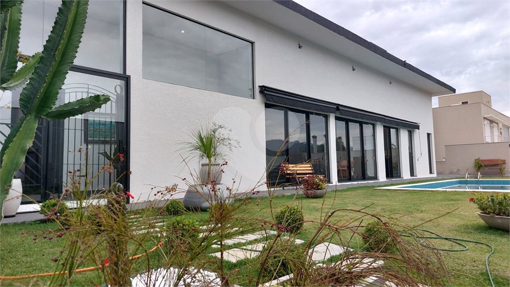 Casa à venda ou para alugar com 4 quartos, sendo 3 suítes, no condomínio Figueira Garden, Atibaia - SP