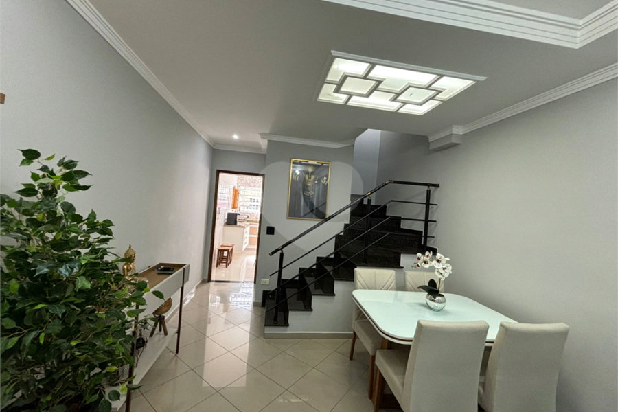 Casa à venda com 3 quartos, sendo 1 suíte, no condomínio Mira Estrela, São Paulo - SP