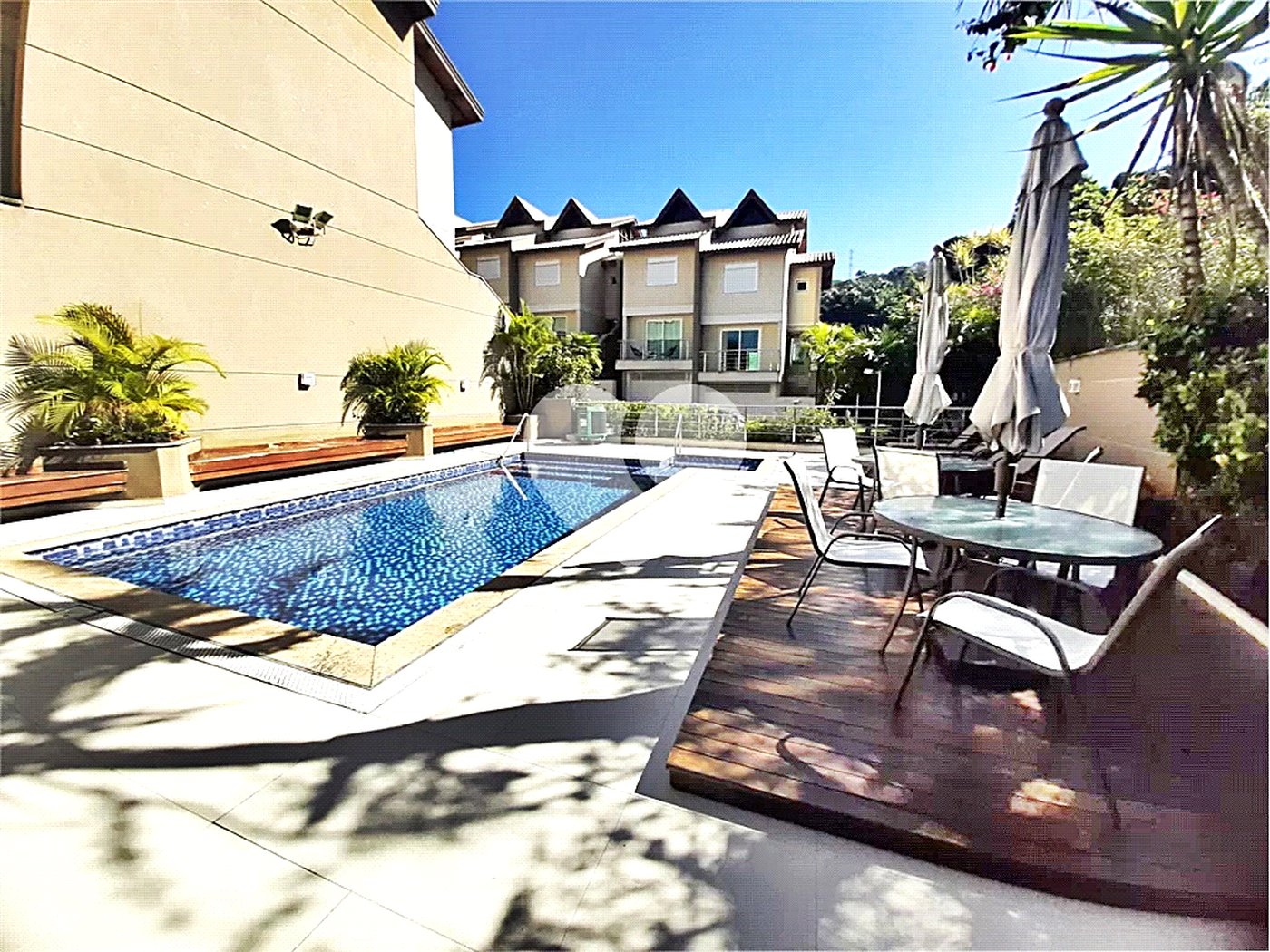 Casa à venda com 3 quartos, sendo 2 suítes, no condomínio Floradas da Serra, São Paulo - SP