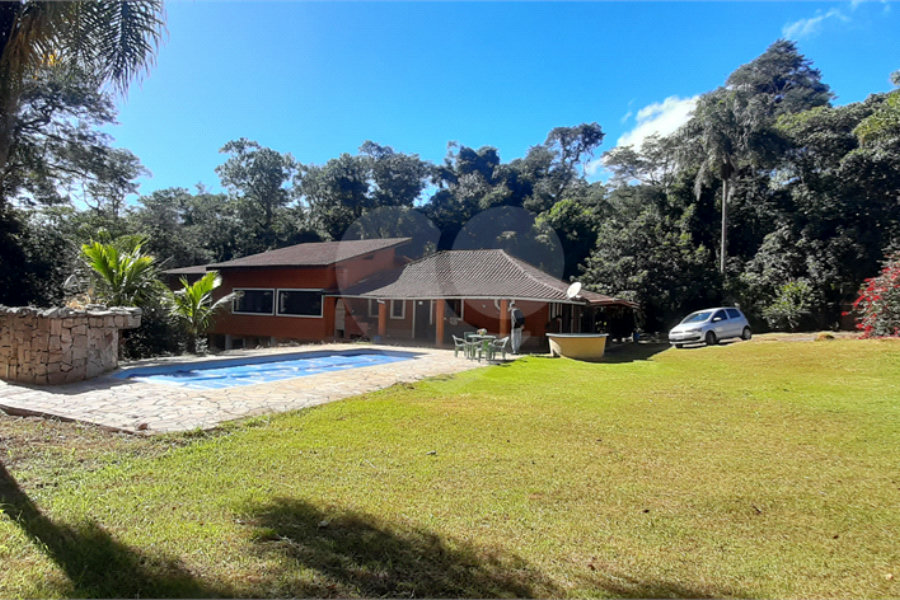 Casa à venda com 3 quartos, sendo 1 suíte, no condomínio Sausalito, Mairiporã - SP