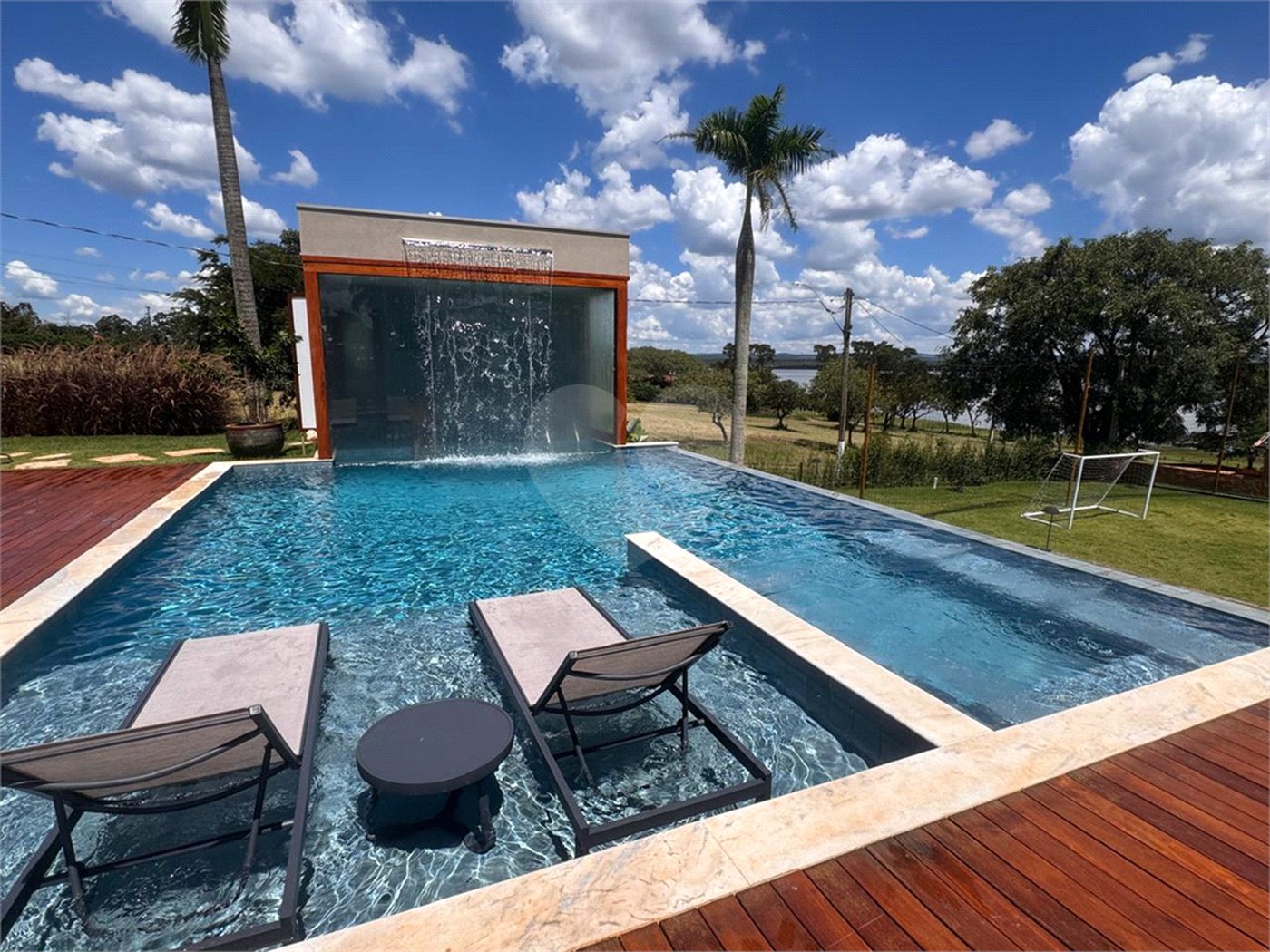 Casa à venda com 6 suítes no condomínio Vila Pinhal, Itirapina - SP