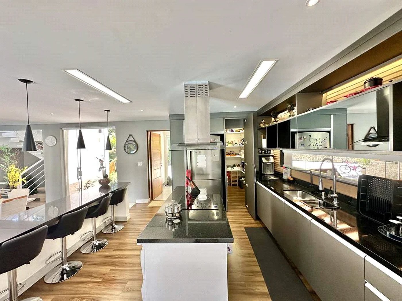 Magnífica Casa Contemporânea na Fazendinha - 4dorms | 3 Suites | Gourmet, piscina, lareira, hóspedes, escritório! Muito Verde e Tranquilidade em um dos melhores condominios da Região .