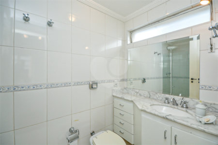 Apartamento à venda com 3 quartos, sendo 1 suíte,  em Moema, São Paulo, SP
