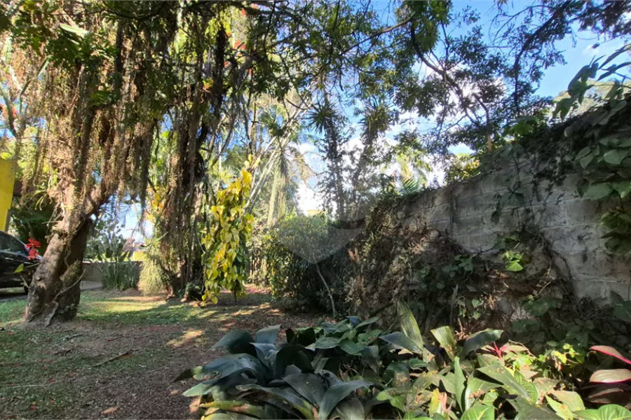 Casa com Piscina, Sauna e Edícula em Rua Arborizada no Tremembé