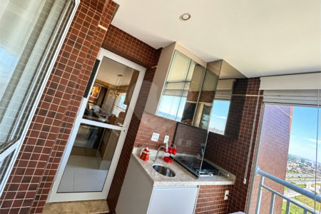 Apartamento de 127 m² em andar alto, com vista livre, 3 suítes planejadas, sacada gourmet envidraçada, 2 vagas e lazer completo, próximo ao Shopping Golden Square e à Avenida Kennedy.