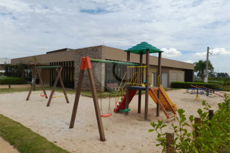 Belíssima Casa à Venda no Condomínio Damha IV