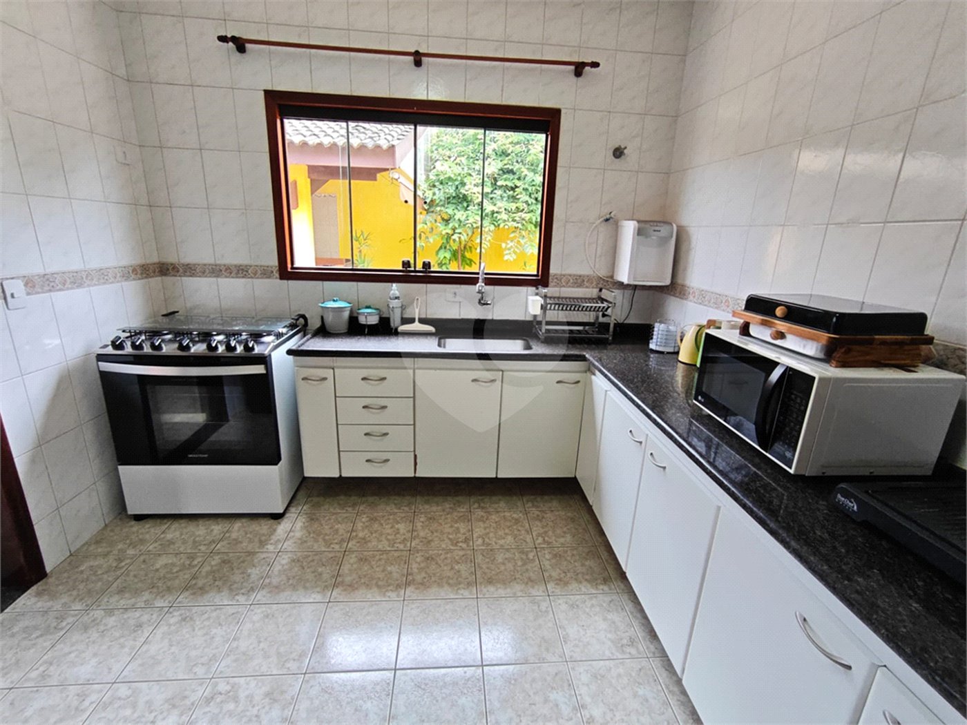 Casa à venda com 4 quartos, sendo 2 suítes,  em Country Residencial Felix, Bom Jesus dos Perdões, SP