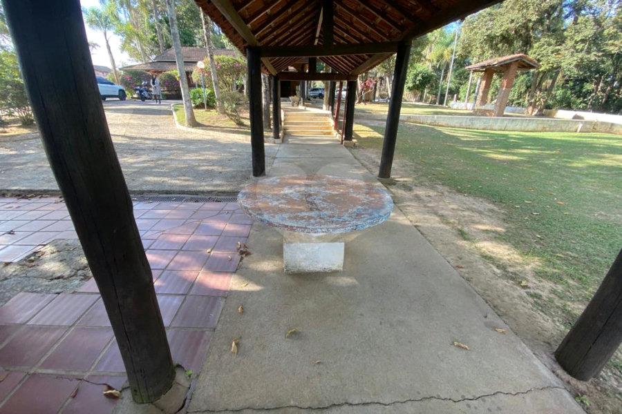 Casa à venda com 5 quartos, sendo 4 suítes, no condomínio Vilarejo Estoril, Mairiporã - SP