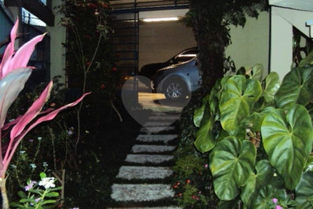 Sobrado à venda com 4 quartos, sendo 2 suítes, em Jardim Peri Peri, São Paulo, SP