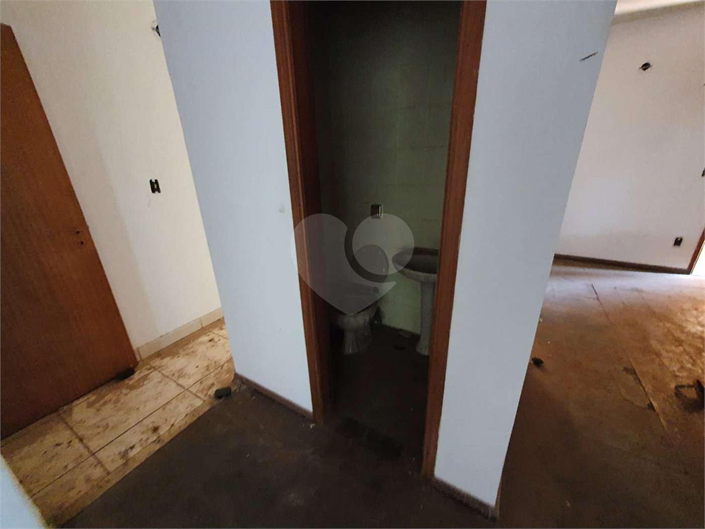 Casa térrea com 5 dormitórios, sendo 2 suítes.