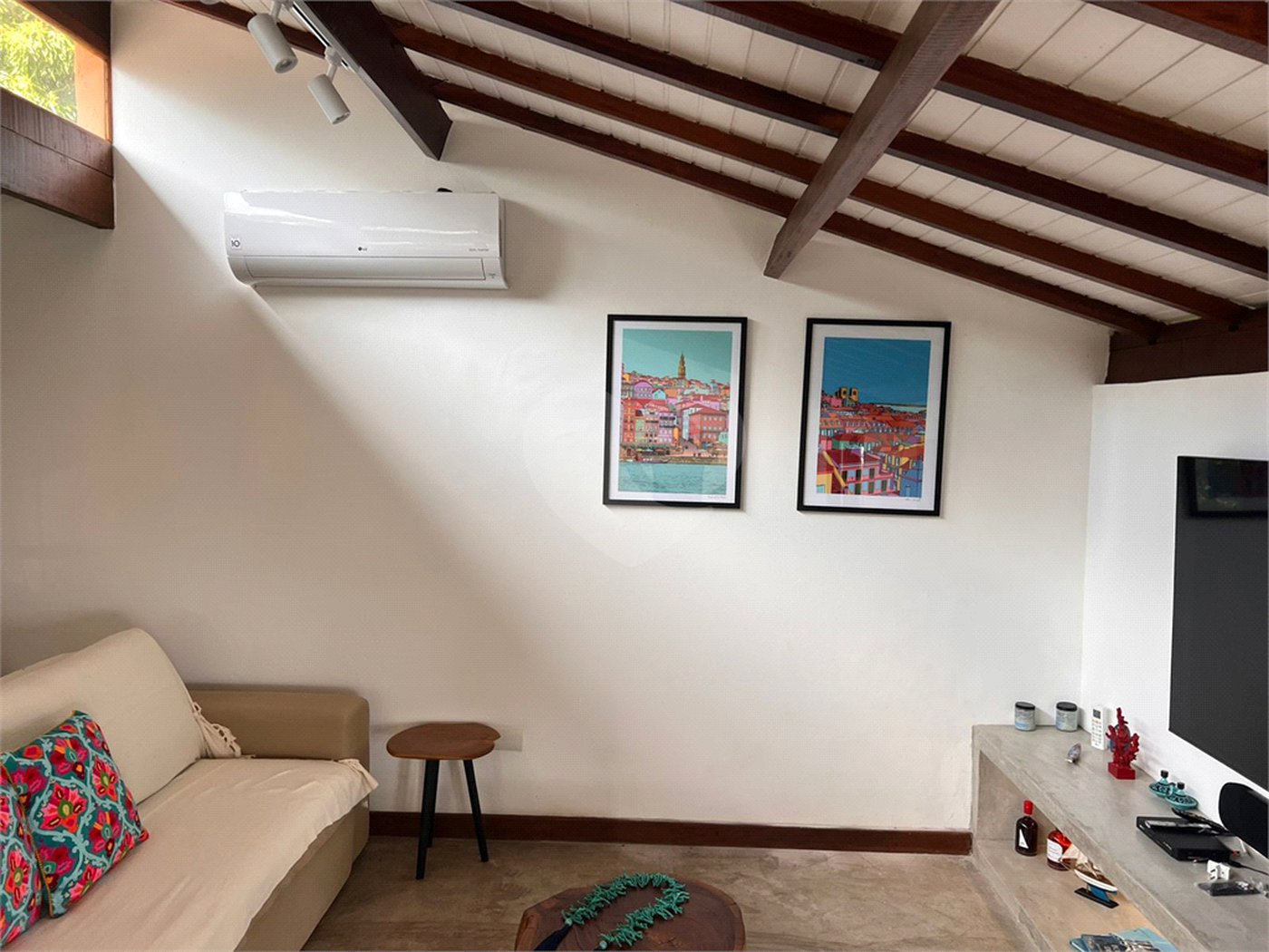 Casa à venda com 4 quartos, sendo 2 suítes,  em Barra Velha, Ilhabela, SP