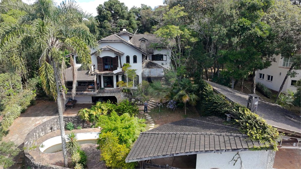 Casa à venda com 3 quartos, sendo 4 suítes, no condomínio Alpes da Cantareira, Mairiporã - SP