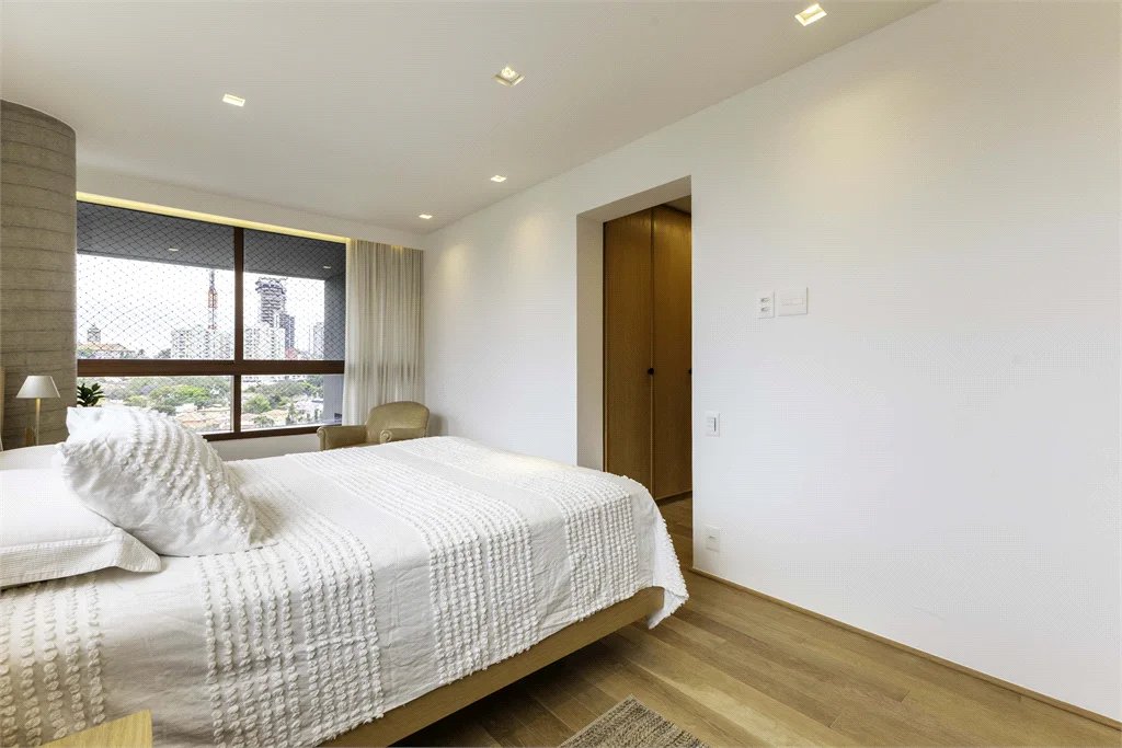 Apartamento à venda com 3 suítes em Jardim das Bandeiras, São Paulo, SP